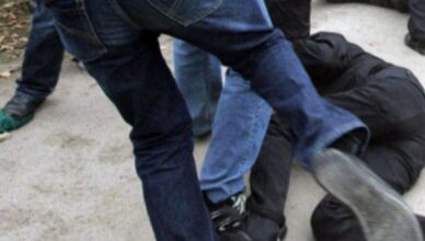 Shocking incident: Two investigators beat a citizen.