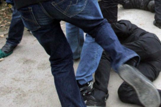 Shocking incident: Two investigators beat a citizen.
