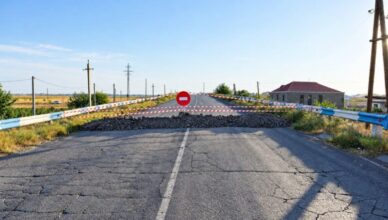 Attention: the bridge is collapsing; we advise against traveling along that road.