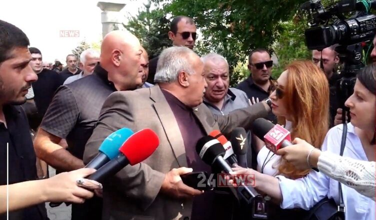 Tense situation at Yerablur: “Don’t raise your voice, man,” “Stop exploiting the names of the fallen.”